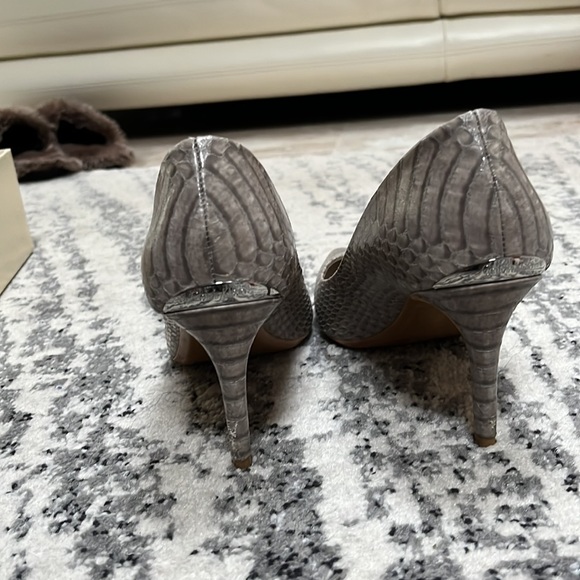 Grey snake skin Calvin Klein pumps in 7.5 - Picture 3 of 7